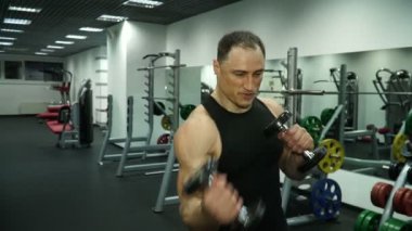 Elinde dumbbells ile kas boksör darbeler çalışıyor.