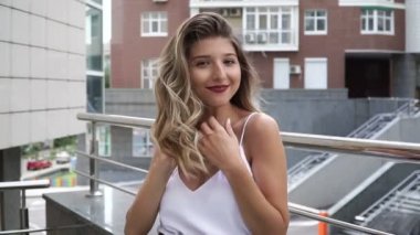 Kız kameraya bakıyor. Moda fotoğraf çekimi moda modeli. Şık makyaj ve saç