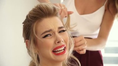 Neşeli bir resepsiyon ile bir stilist istemcide