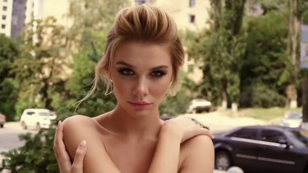 Portrét mladé krásné ženy s odhalenými rameny — Stock video
