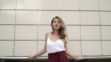 Kız kameraya bakıyor. Moda fotoğraf çekimi moda modeli. Şık makyaj ve saç