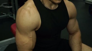 Eğitimden sonra yorgun kas atlet