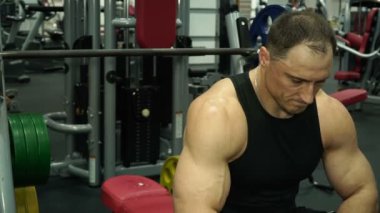 Eğitimden sonra yorgun kas atlet