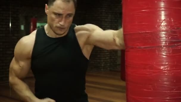 O boxeador cumpre uma série de golpes em uma pêra de boxe. — Vídeo de Stock