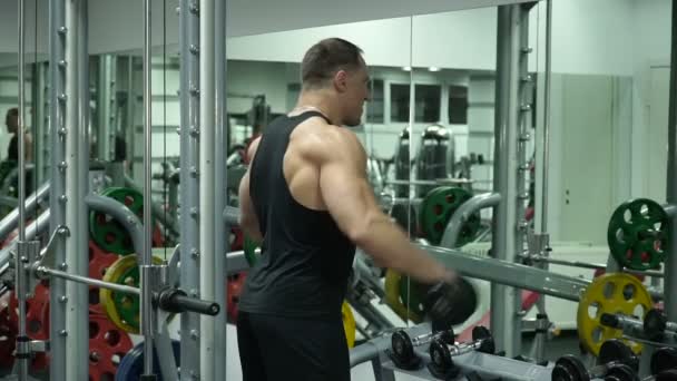 Atletisk ung hane gör hantel övningar på Gym — Stockvideo