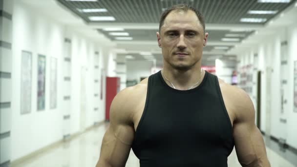 Porträtt av en muskulös tränare i gymmet — Stockvideo