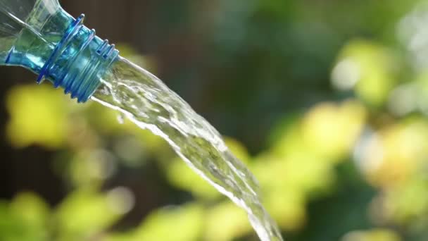 Agua fresca y fresca que brota de una botella de agua plástica limpia — Vídeo de stock