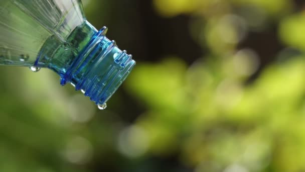 Świeże zimną wodą leje z czyste plastikowe butelki wody — Wideo stockowe