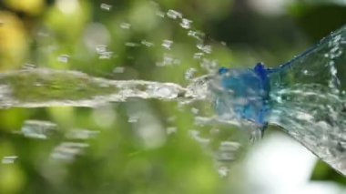 serin su dökme temiz plastik su şişesi