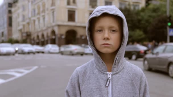 動きぼやけ車の背景に対して 道路上の少年 — ストック動画