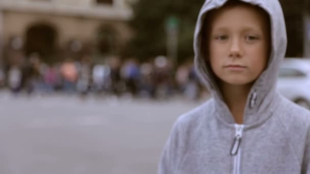Kind auf der Straße vor verschwommenem Auto — Stockvideo