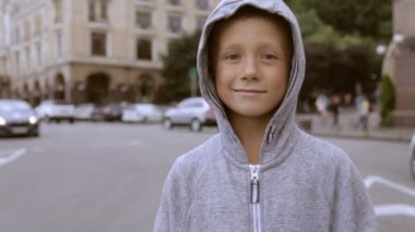 Çocuk bir arka plan bulanık araba yolda