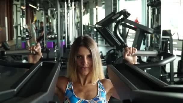 Vacker flicka tåg i gymmet. — Stockvideo