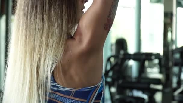 Спортивна дівчина піднімає вагу в спортзалі — стокове відео