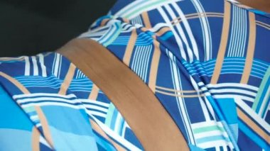 Genç erkek karın egzersizleri ve spor salonunda ups sit yaparken çalışma