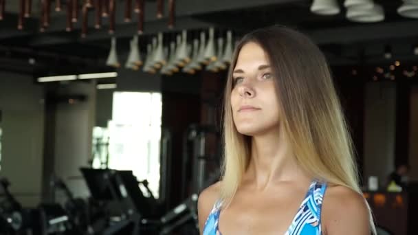 Ragazza attraente che corre sul tapis roulant in palestra. Ritratto integrale — Video Stock