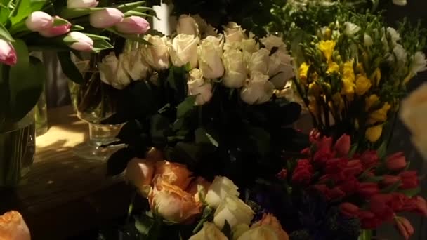 Florista prepara um buquê de flores para venda — Vídeo de Stock