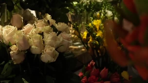 Floristería prepara un ramo de flores para la venta — Vídeos de Stock