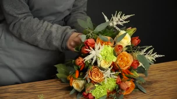 Florist prepares a bouquet of flowers for sale — Stock Video