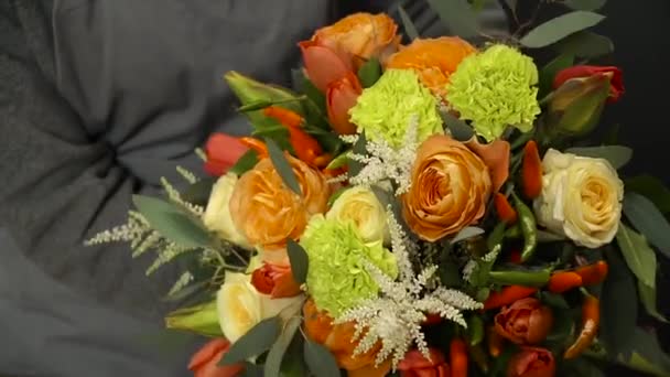 Флорист готує букет квітів на продаж — стокове відео