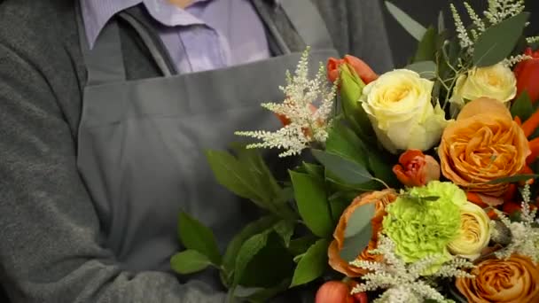 Florista prepara um buquê de flores para venda — Vídeo de Stock