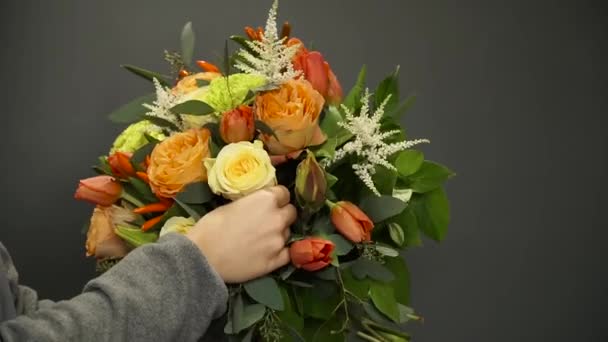 Floristería prepara un ramo de flores para la venta — Vídeos de Stock