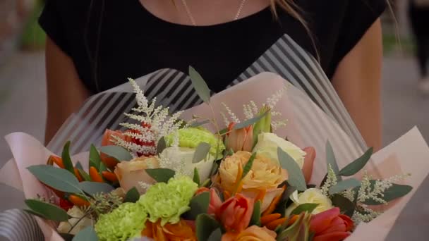 Девушка с букетом свежих цветов в руках — стоковое видео