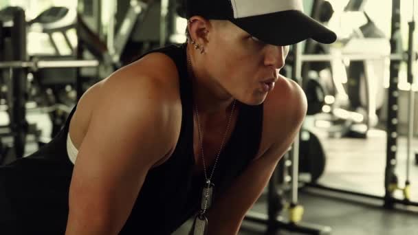 아령으로 운동 하는 강한 여자 — 비디오