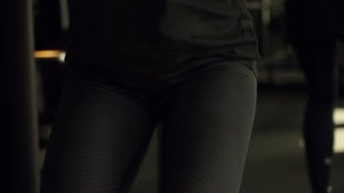 Sportif kız salonunda mekik egzersiz yapıyor