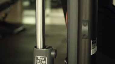 Spor salonunda egzersiz yapıyor sportif kız tesisi