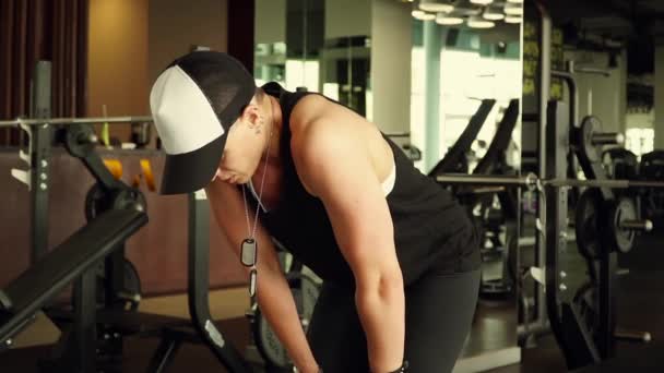 Bir atlet ağır solunum eğitimden sonra — Stok video