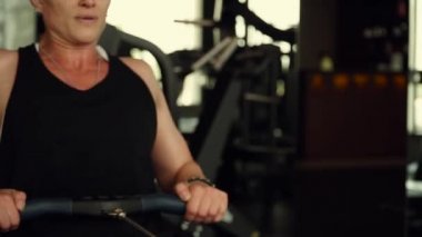 Spor eğitim güçlü bir kızdır.