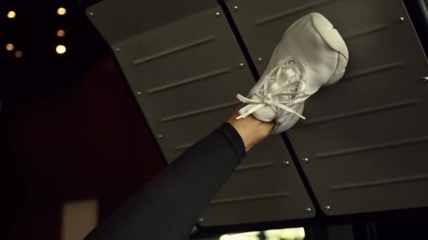 Güçlü Bir Kadın Için Bacaklarını Spor Salonunda Bir Egzersiz Yapıyor — Stok video