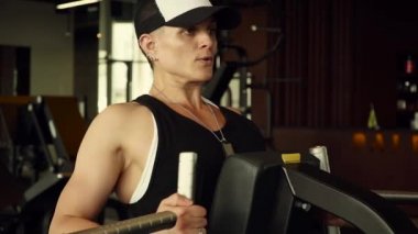 Spor eğitim güçlü bir kızdır.