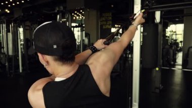 Spor eğitim güçlü bir kızdır.