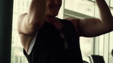 Spor eğitim güçlü bir kızdır.