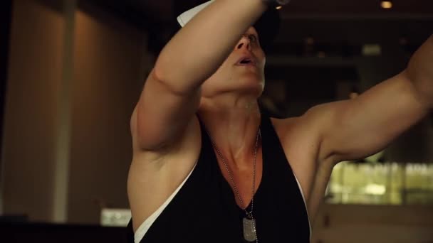 一个强壮的女孩正在健身房训练 — 图库视频影像