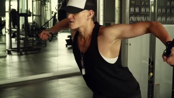Ein Starkes Mädchen Trainiert Fitnessstudio — Stockvideo