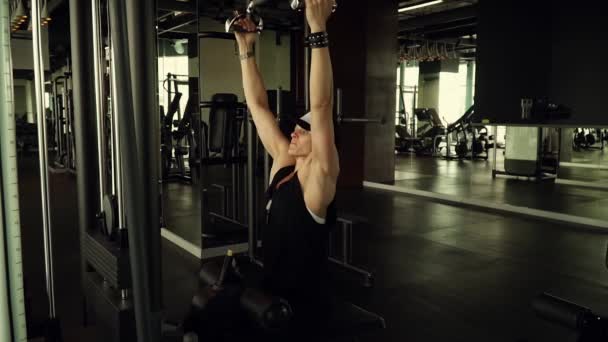 Ein Starkes Mädchen Trainiert Fitnessstudio — Stockvideo
