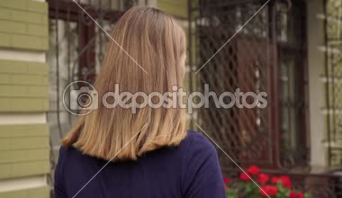 Bir kadın saçlarını geri görüntülemek