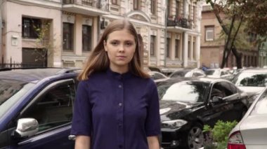 Kameraya poz mavi elbiseli kız