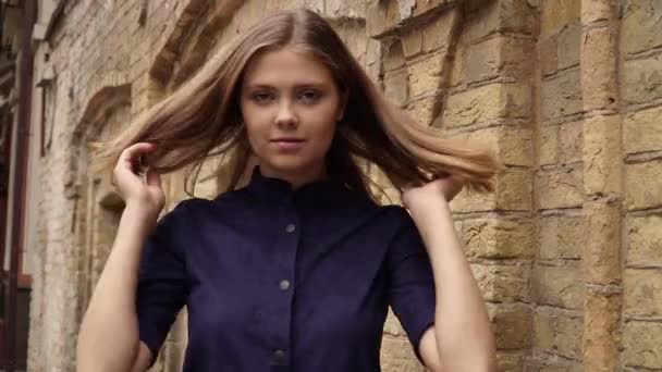 Menina Vestido Azul Posando Câmera Contra Fundo Parede Tijolo — Vídeo de Stock