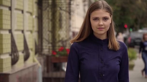 Retrato Una Chica Vestido Azul — Vídeo de stock