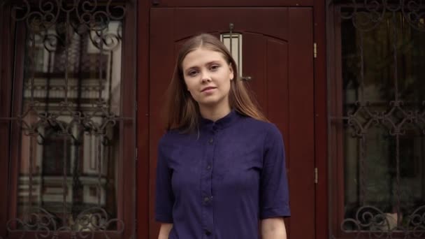 Retrato Una Chica Vestido Azul — Vídeos de Stock