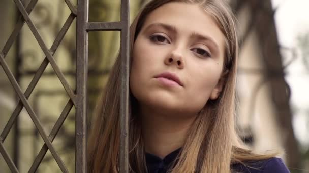 Dívka Modrých Šatech Pózuje Kameru — Stock video