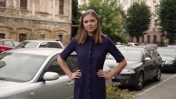 Menina Vestido Azul Posando Câmera — Vídeo de Stock