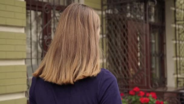 Bir Kadın Saçlarını Geri Görüntülemek — Stok video