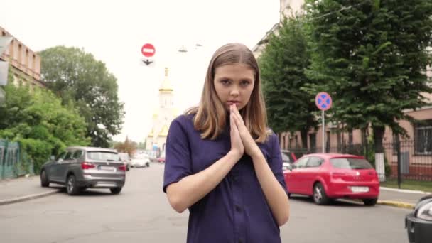 Menina Vestido Azul Posando Câmera — Vídeo de Stock