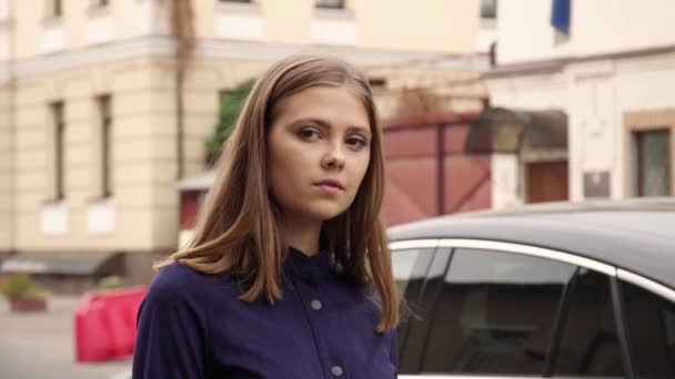 Menina Vestido Azul Posando Câmera — Vídeo de Stock