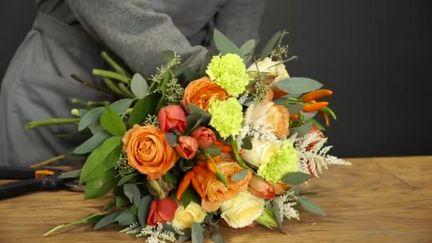 Bloemist bereidt een boeket van bloemen te koop — Stockvideo